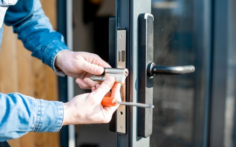 Entretien régulier de serrure avec produits adaptés