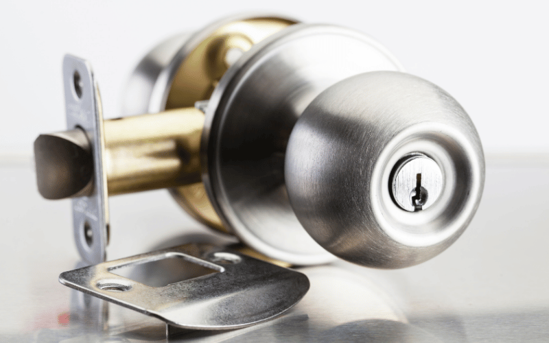Serrurier professionnel Issy-les-Moulineaux au travail
