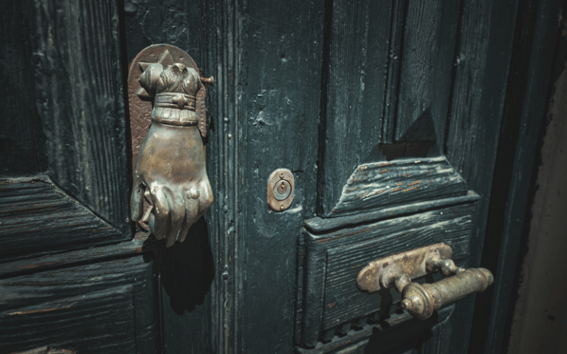 Détail d'un blindage de porte avec plaque d'acier et cornière anti-pince